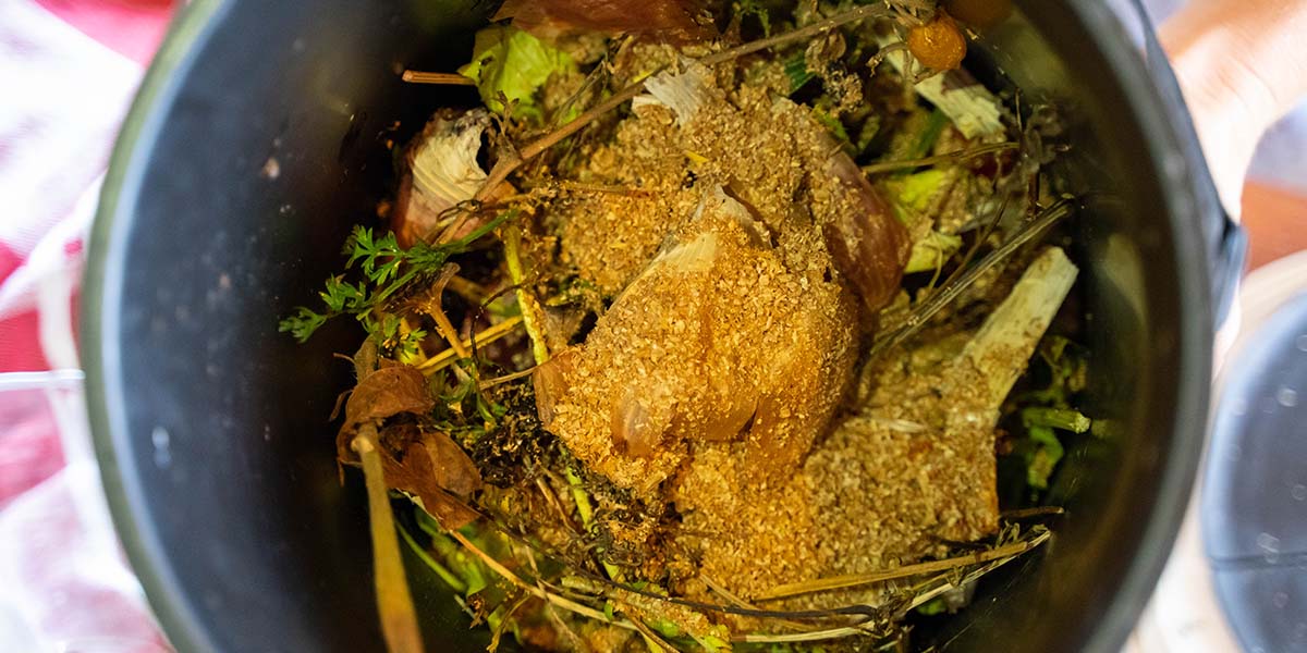 Mit der Bokashi-Kompostierung werden alle Arten von Lebensmittelabfällen ganz einfach fermentiert 
