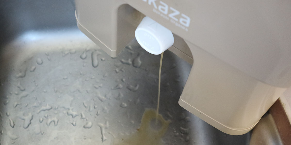Use Bokashi liquid to clean your kitchen sink drain-4